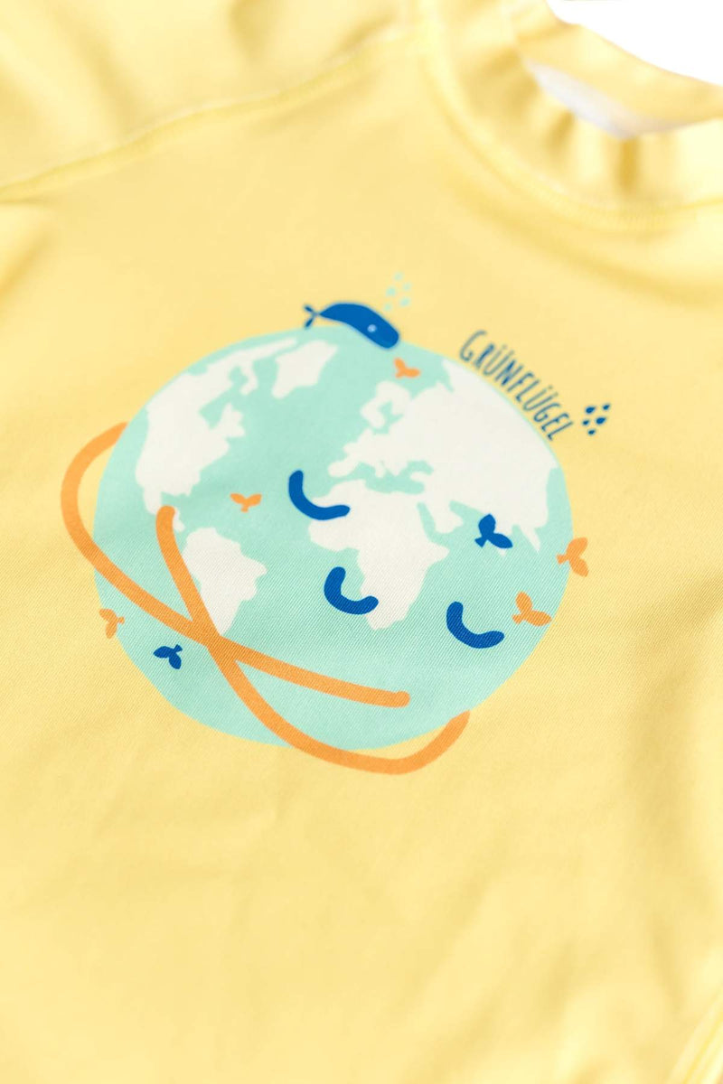 Gelbes Grünflügel UV-Shirt für Kinder – Detailansicht mit Weltkugel-Print
